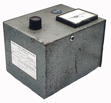 A grey rectangular box with a white label
Description automatically generated